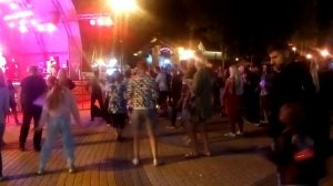 128. Моно моно моно! Дискотека танцуем танцы в парке горького Харькова.