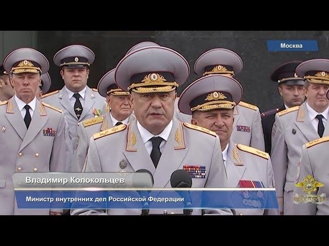 Владимир Колокольцев вручил дипломы о высшем образовании выпускникам