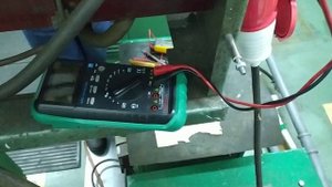 Измерение напряжения мультиметром .