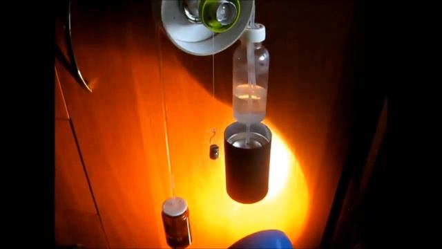 Heat powered gravity lifting mechanism / Тепловой грузоподъёмник