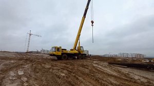Автокран Днепр КС-5473 работает на объекте в Гродно.