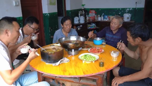 3斤排骨，二弟煲“排骨菌菇湯”，湯鮮味美老爸喝了三大碗｜Mukbang【鐵鍋視頻】