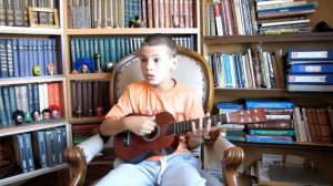 как научиться играть на гитаре, учит на гитаре, играет на гитаре, самоучитель на гитаре, уроки,