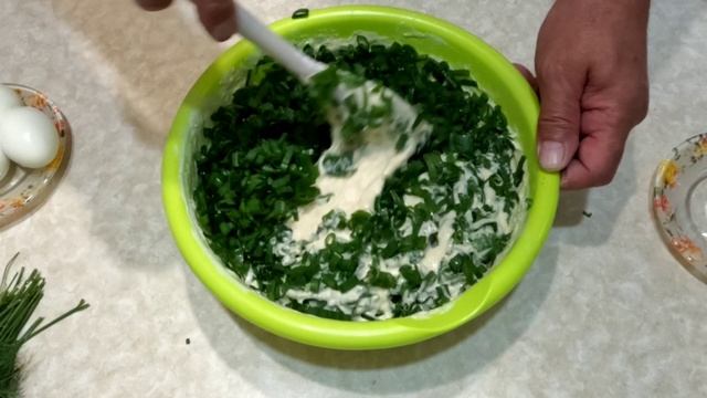 Оладьи с яйцом и зеленью.