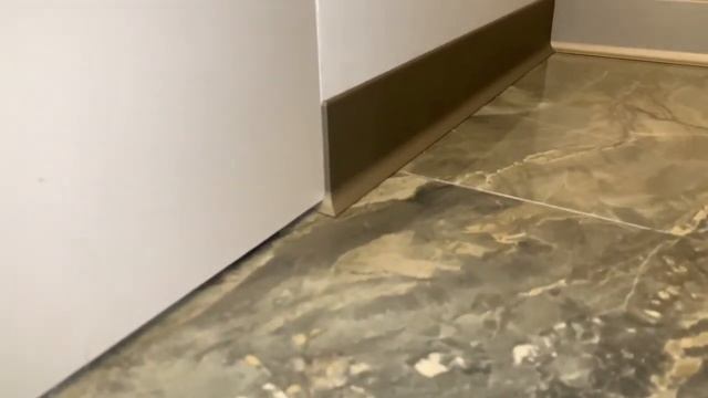 Плинтус алюминиевый 60х11 светлая бронза. Аlyuminievyjplintus.ru смотреть онлайн