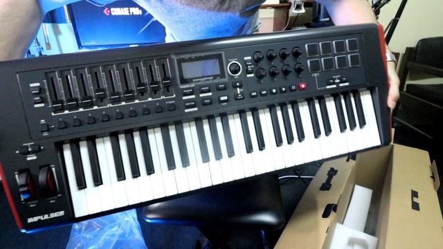 Controlador Novation Impulse 49 - Unboxing (Español) смотреть онлайн