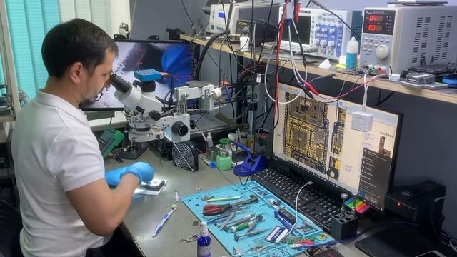 iPhone 13 Pro. Отключился не включается. Не заряжается. смотреть онлайн