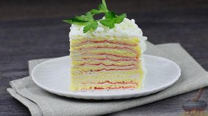Крабы в торте. Гости удивятся.
ЗАКУСОЧНЫЙ ТОРТ ИЗ КРАБОВЫХ ПАЛОЧЕК
