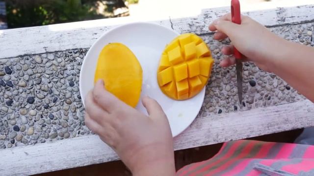 Разумные заметки.Манго на Филиппинах нереально вкусное.Короткий ролик о том,как его почистить! смотреть онлайн