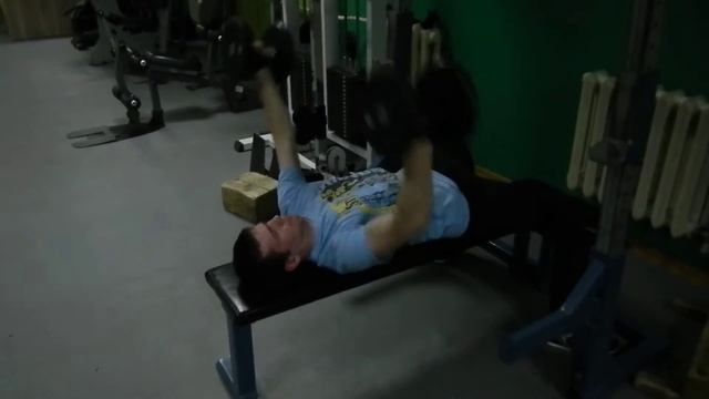 Разведение гантелей 12 кг.MOV смотреть онлайн