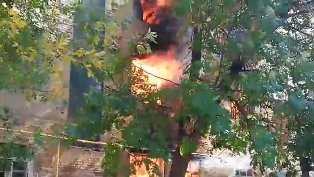 В Заводском районе сгорел расселенный дом смотреть онлайн