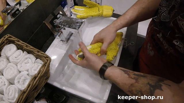 Подготовка вратарских перчаток к использованию смотреть онлайн