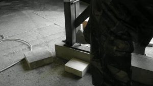 Отрубил палец топором один мужик себе, когда щепки рубил.