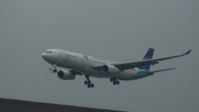 GARUDA INDONESIA AIRBUS A330-300 landing at Hong Kong Int'l Airport (HKG) смотреть онлайн