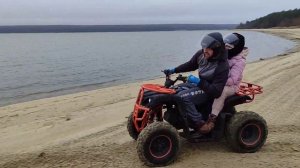 Поставили квадрик на два колеса на пляже Сурского моря.
