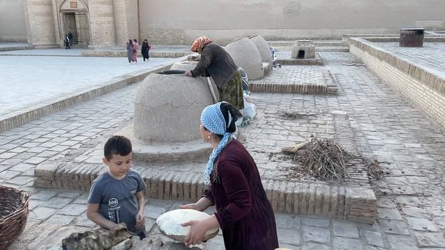 Тандыр или как делают лепешки в Хиве. смотреть онлайн
