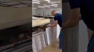 Проверяем кривизну керамогранита Global Tile в лаборатории на заводе