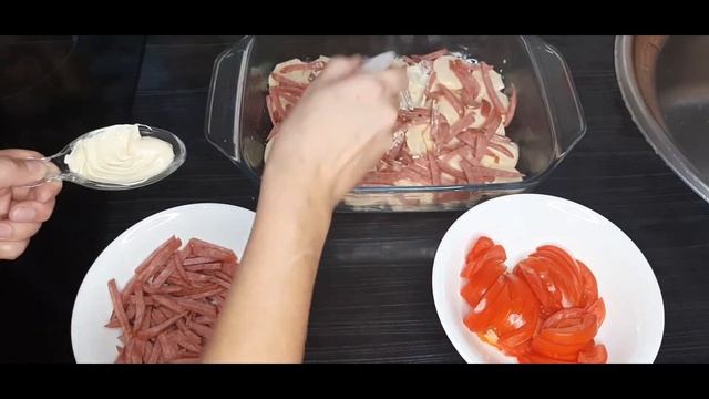 Аля мясо по-французски с копченой колбасой.