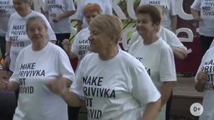 Скандинавы из проекта “Московское долголетие” танцуют танец “Цыпленок Пи”