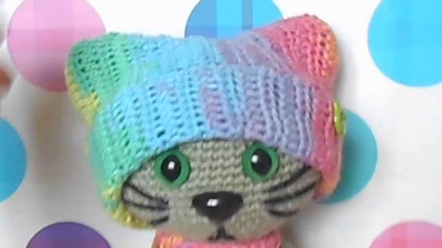 Котик в шарфе и шапочке крючком.Готовая работа. смотреть онлайн