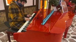 Парень красиво играет на рояле