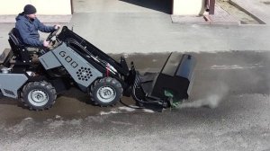 Комунальная щетка с увлажнением для минипогрузчика MAKER