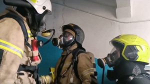 Камчатские пожарные эвакуировали женщину с помощью спасательного устройства