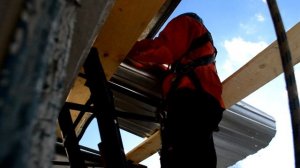 Установка крыши на балконе