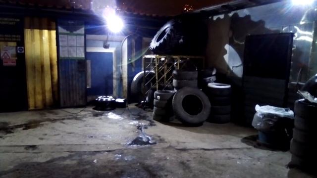 Взорвали колесо от грузовика смотреть онлайн