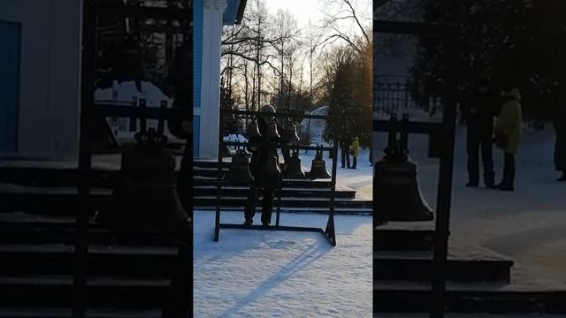 Звоны на колокольне храма св.вмч.Димитрия Солунского в Коломягах смотреть онлайн