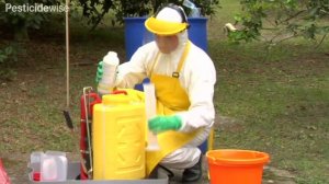 Mezclar plaguicidas de forma segura (Mixing pesticides safely)