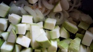 Кабачки с яйцом и луком на сковороде