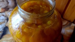 Поставила уксус из ароматных жёлтых медовых слив.