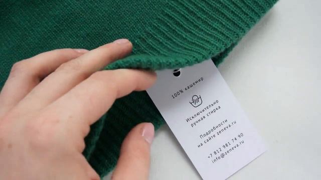 Зеленая  шапка из 100% кашемира с меховым помпоном