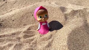 Алиса на пляже! Купаемся, загораем, ищем Машу! Видео для детей!