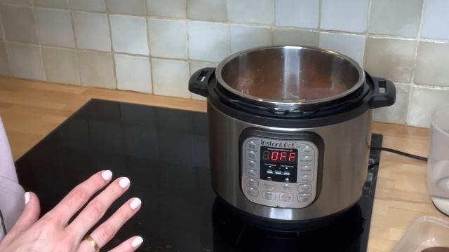 Instant Pot Duo FULL Review FOR BEGINNERS / 5.7 litre 7-in-1 Pressure Cooker / Is it worth it?