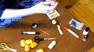 Пчелки из киндеров и улей из бутылки своими руками. Украшение для сада или дачи. Поделки с детьми.