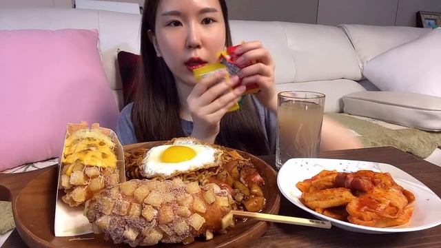 Eng) 직장인 먹방 브이로그ㅣ23:1 간헐적단(폭)식ㅣ청년피자, 엽기떡볶이, 명랑핫도그, 크리스피크림 케이크 도넛, 엽파게티, 삼송빵집, 마켓컬리 디저트, 반달커피 마카롱 смотреть онлайн