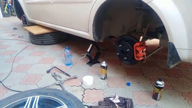 Покраска ступиц тормозных дисков + косметический окрас суппортов.