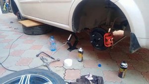 Покраска ступиц тормозных дисков + косметический окрас суппортов.