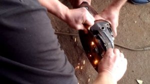 Зажало диск на болгарке!Как легко открутить?