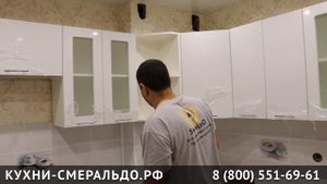 Угловая кухня на заказ с вентиляционной шахтой.