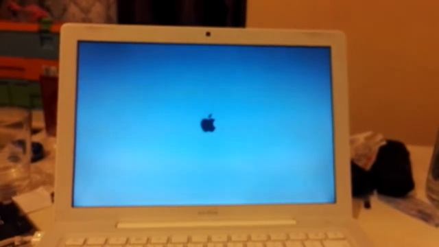 Macbook 2.13 white mid 2009 with SSD boot time смотреть онлайн