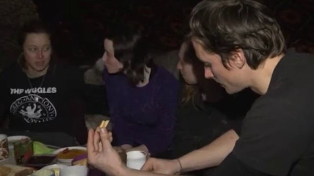 На протяжении десяти дней группа иностранцев гостит в Ямальской тундре смотреть онлайн