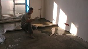 Выравниваем пол клеем для кафеля вместо наливного пола