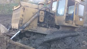 Бульдозер Т 170 в болоте Бревно самовытаскивания
