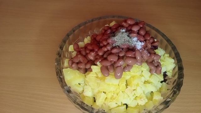 Салат на скорую руку из свеклы, картофеля и фасоли#салат #свекла