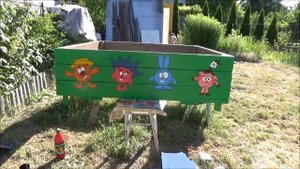 рисуем смешариков на песочнице.