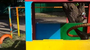 Как сделана машинка на детской площадке.