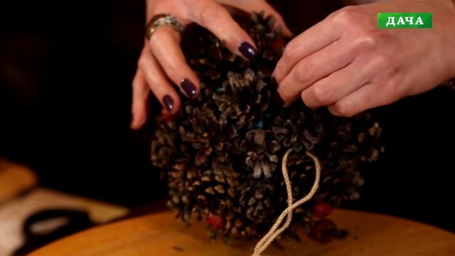 Декоративные шары из шишек. Мастер-класс по новогоднему декору. смотреть онлайн